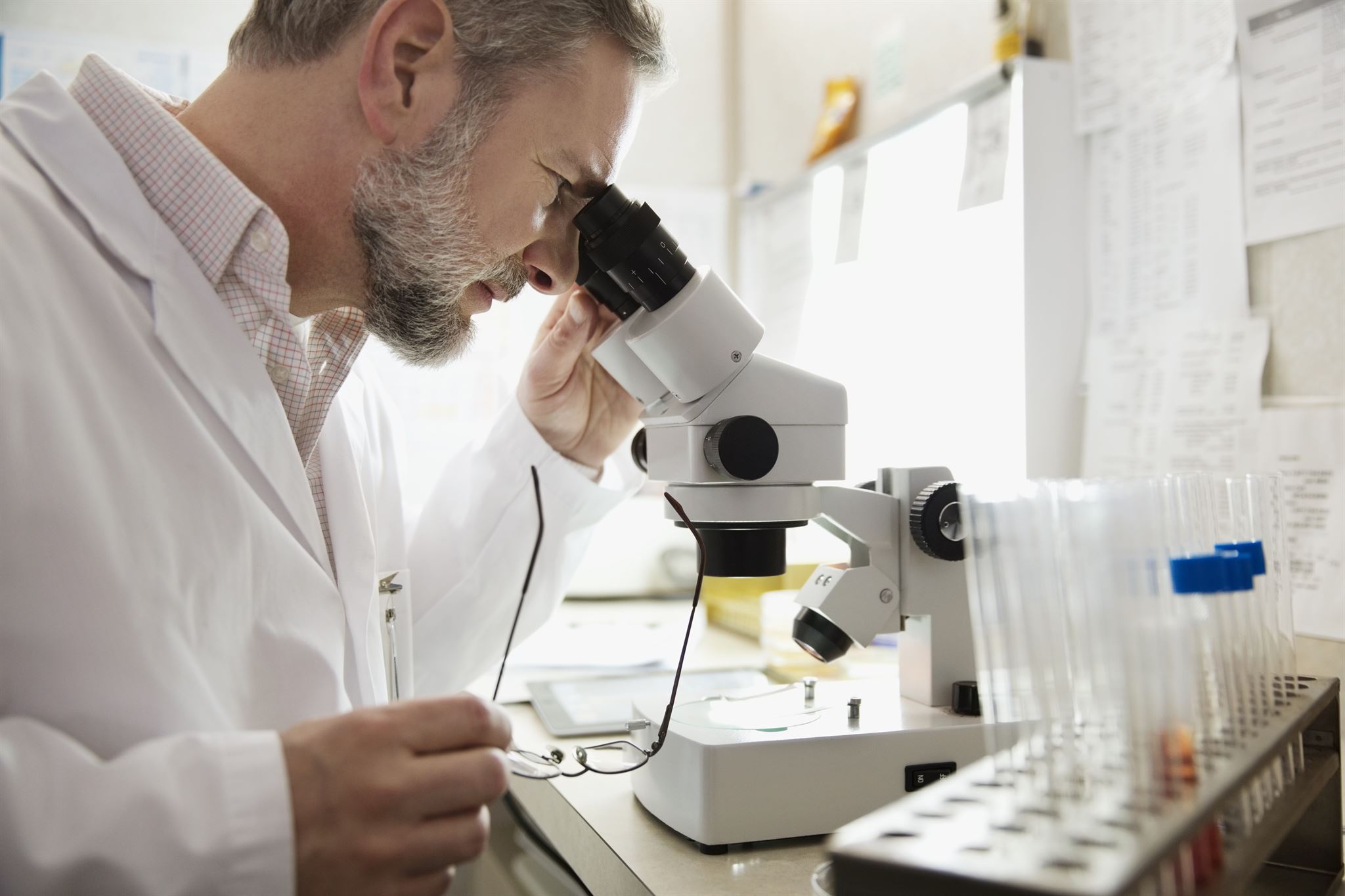 Dcotor-using-microscope-in-laboratory-2